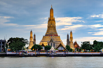Naklejka premium Illumination of Grand Pagoda of Wat Arun Ratchawararam Temple at Sunset, Bangkok, Thailand 