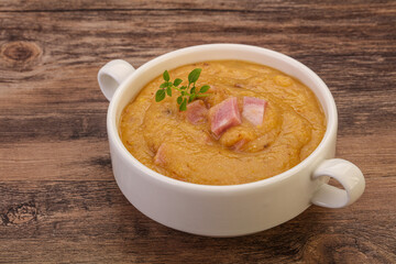 Peas cream soup with smoked ribs
