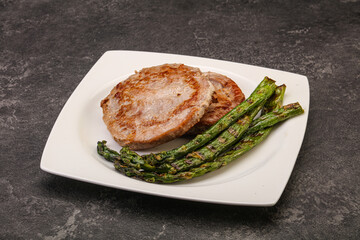 Grilled tuna steak with asparagus