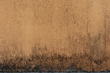 茶色の塗装の古いコンクリートの壁