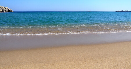 해변의 잔잔한 파도