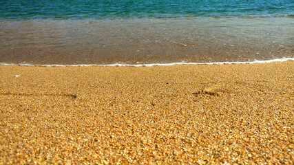 해변의 잔잔한 파도