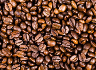 Fototapeta premium whole and flavorful coffee beans scattered in a chaotic order