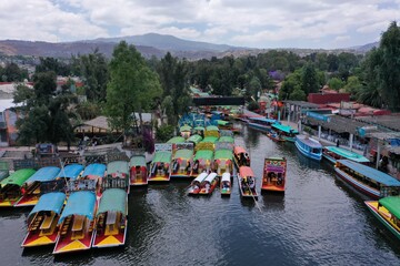 Fototapeta na wymiar Xochimilco en la tarde desde el embarcadero Nativitas