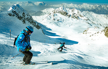 
narciarski narty zimą śnieg narciarz zabawa biały na równi pochyłej sport alpy sezon wakacje niebo rodzina góra nachylenie podróż zimny mountainside niebieski ekstremal - obrazy, fototapety, plakaty