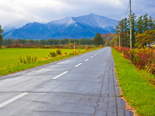 Obraz premium The roadside of Obihiro (Hokkaido), surrounded by mountains and Agricultural land.
