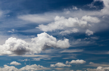 Obraz premium blue beautiful sky with clouds in the daytime