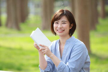 Fototapeta premium 読書する女性