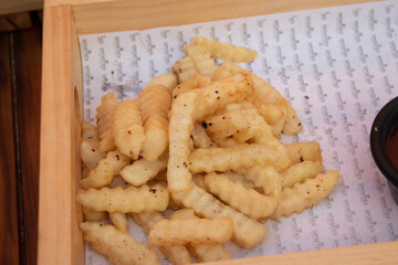 Canasta de bar con papas francesas y salsa de tomate de cerca