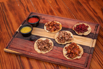 tabla de bar con tacos mexicanos y salsa