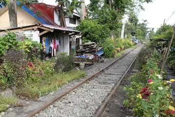 Fototapeta na wymiar So schön kann das Wohnen an der Eisenbahn Strecke sein, Naga City, Camarines Sur, Philippinen