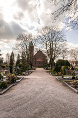 Hauptweg zu einer großen Friedhofskapelle