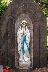 schöne Madonnenfigur mit betenden Händen