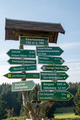 Wegweiser auf dem Fernwanderweg Rennsteig in Thüringen auf der Ebertswiese.