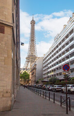 Fototapeta na wymiar Paris side street leading to the Eiffel Tower.