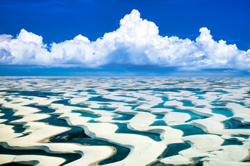 レンソイス国立公園の消える湖空撮