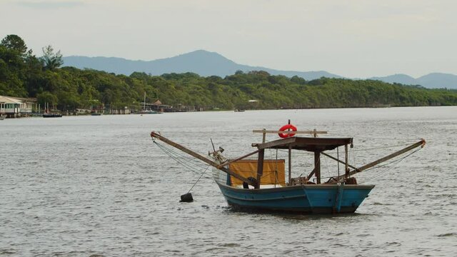 Barco de pesca de caranguejo na ba&iacute;a de Canan&eacute;ia, em S&atilde;o Paulo / Crab fishing boat in Canan&eacute;ia Bay, in S&atilde;o Paulo
