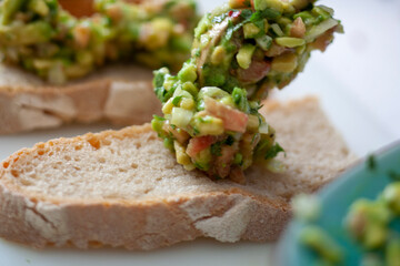 aperitivos y pinchos, tapas de España, guacamole sobre pan. appetizers and pinchos, tapas from Spain, guacamole on bread.