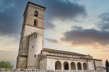 Campanario y pórtico iglesia de San Cipriano en la localidad de Fuensaldaña de estilo gótico...