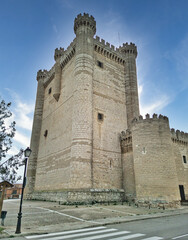 Majestuosa y alta torre del homenaje castillo medieval de Fuensaldaña, provincia de Valladolid