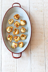 aperitivos y pinchos de quesos, tapas de España sobre mesa de madera. appetizers and cheese skewers, tapas from Spain on wooden table.