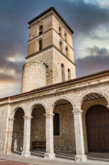 Fototapeta premium Pórtico y campanario de estilo gótico mudejar del siglo XIII de la iglesia parroquial de San Cipriano en Fuensaldaña, Valladolid