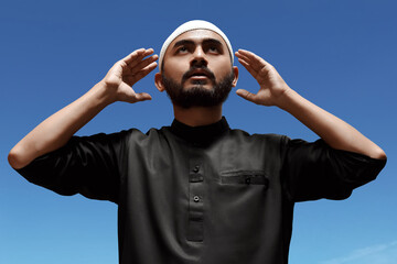 Naklejka premium Religious asian muslim man praying