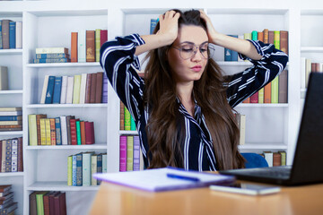 chica cansada de estudias 