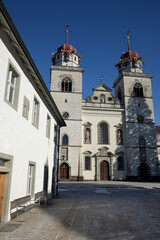 Fototapeta na wymiar façade d'église en hiver - Rheinau Suisse 