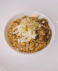 Un tipico risotto italiano con arroz cremoso, vegetales y queso parmesano