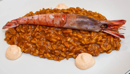 Primer plano de una paella marinera gourmet con cigalas y langostinos