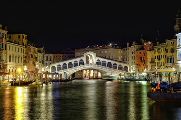 Fototapeta na wymiar : View of the famous Rialto bridge by night in Venice Italy