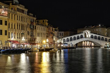 Fototapeta na wymiar View of the famous Rialto bridge by night in Venice Italy 
