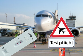Warnschild Testpflicht Corona auf dem Flughafen