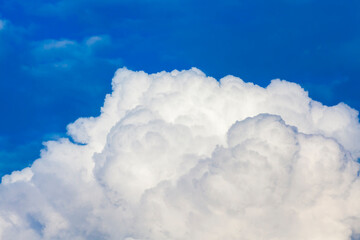 Obraz na płótnie Canvas blue beautiful sky with clouds in the daytime