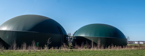 Panorama Biogasanlage in Deutschland mit Blauen Himmel