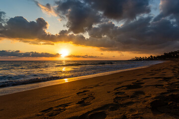 Obraz premium Dramatic sunset over ocean. Sky with clouds.