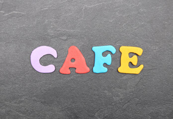 Begriff aus bunten Buchstaben auf Schieferplatte