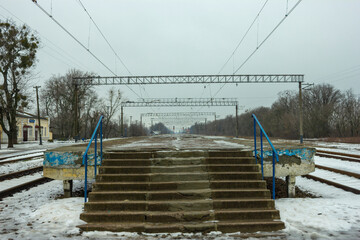 Fototapeta premium low angle perspective view from a railway platform in winter