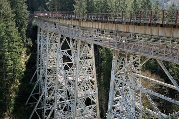 Eine Meisterleistung der Brückenbaukunst - Das Eisenbahnviadukt über das Ziemes Tal in Ostthüringen - Bei der  Errichtung  im Jahr 1895 der  115 m langen Brücke wurden 280 Tonnen Stahl  verbaut . 