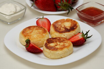 Obraz na płótnie Canvas cheesecakes with strawberries