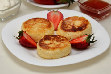 Obraz na płótnie Canvas cheesecakes with strawberries