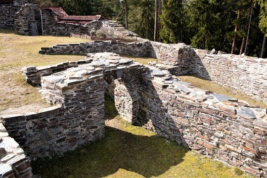 Mauerreste der Burgruine der Wysburg bei Weisbach in Ostth&uuml;ringen - Erbaut im 13. Jahrhundert, zerst&ouml;rt  mit Hilfe einer Steinschleuderund  ( Blide )  im Jahr 1354 -  Heute ein beliebtes  Ausflugsziel