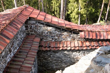 Schutz von Mauerresten mit Ziegelsteinen an der Burgruine der Wysburg bei Weisbach in Ostthüringen...