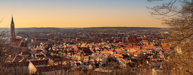 Panorama mit Blick auf die Stadt Landshut  in Bayern und die Kirche St. Martin