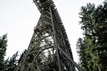 Eine Zeugnis früherer Brückenbaukunst - Das Eisenbahnviadukt über das Ziemes Tal in Ostthüringen - Bei der  Errichtung  im Jahr 1895 der  115 m langen  Brücke wurden 280 Tonnen Stahl  verbaut . 