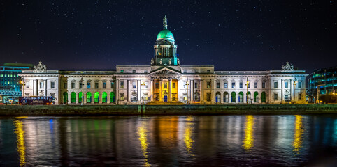 Naklejka premium Beautiful scene night Dublin Ireland capital landscape city urban area old town modern office building The Custom House