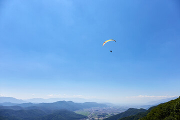 夏、木崎湖上空を飛ぶパラグライダー 長野県 大町市