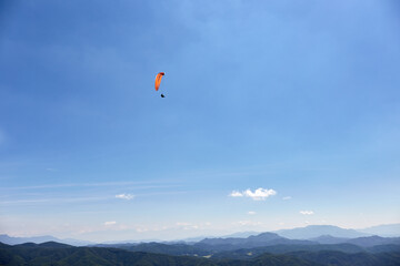 夏、木崎湖上空を飛ぶパラグライダー 長野県 大町市