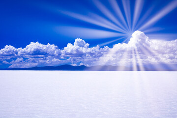 乾季のウユニ塩湖に差し込む太陽光線